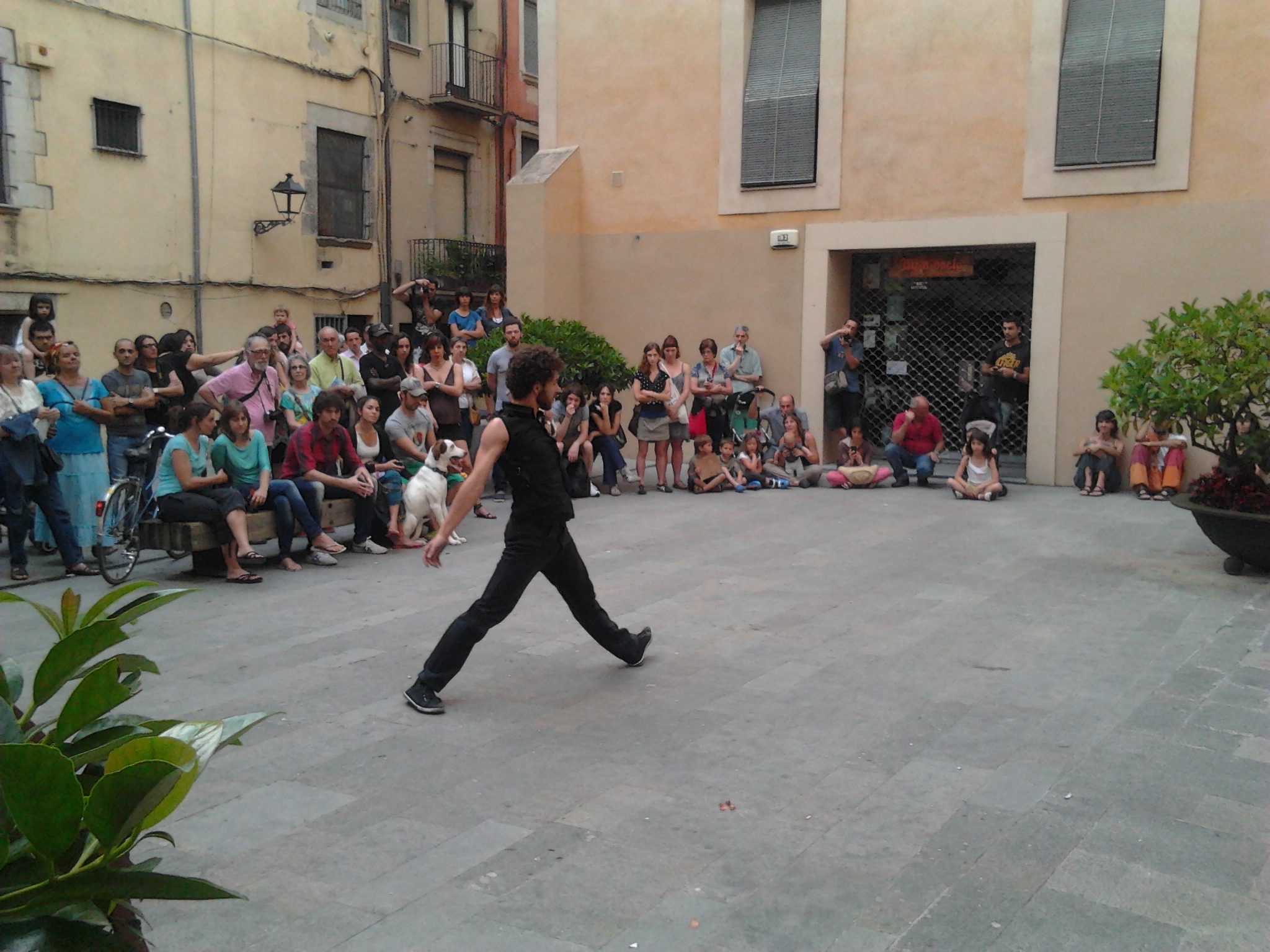 Antonio Izquierdo durante una actuación de danza contemporánea al aire libre