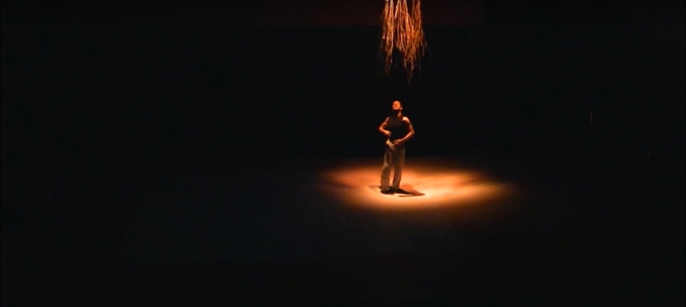 Antonio Izquierdo durante una actuación de danza contemporánea