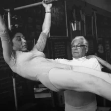 Práctica guiada de Pilates clásico durante una sesión de formación