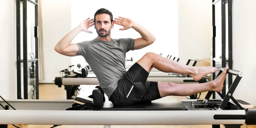 Persona practicando Pilates clásico en Girona a partir de los 40, trabajando fuerza y movilidad con Antonio Izquierdo.