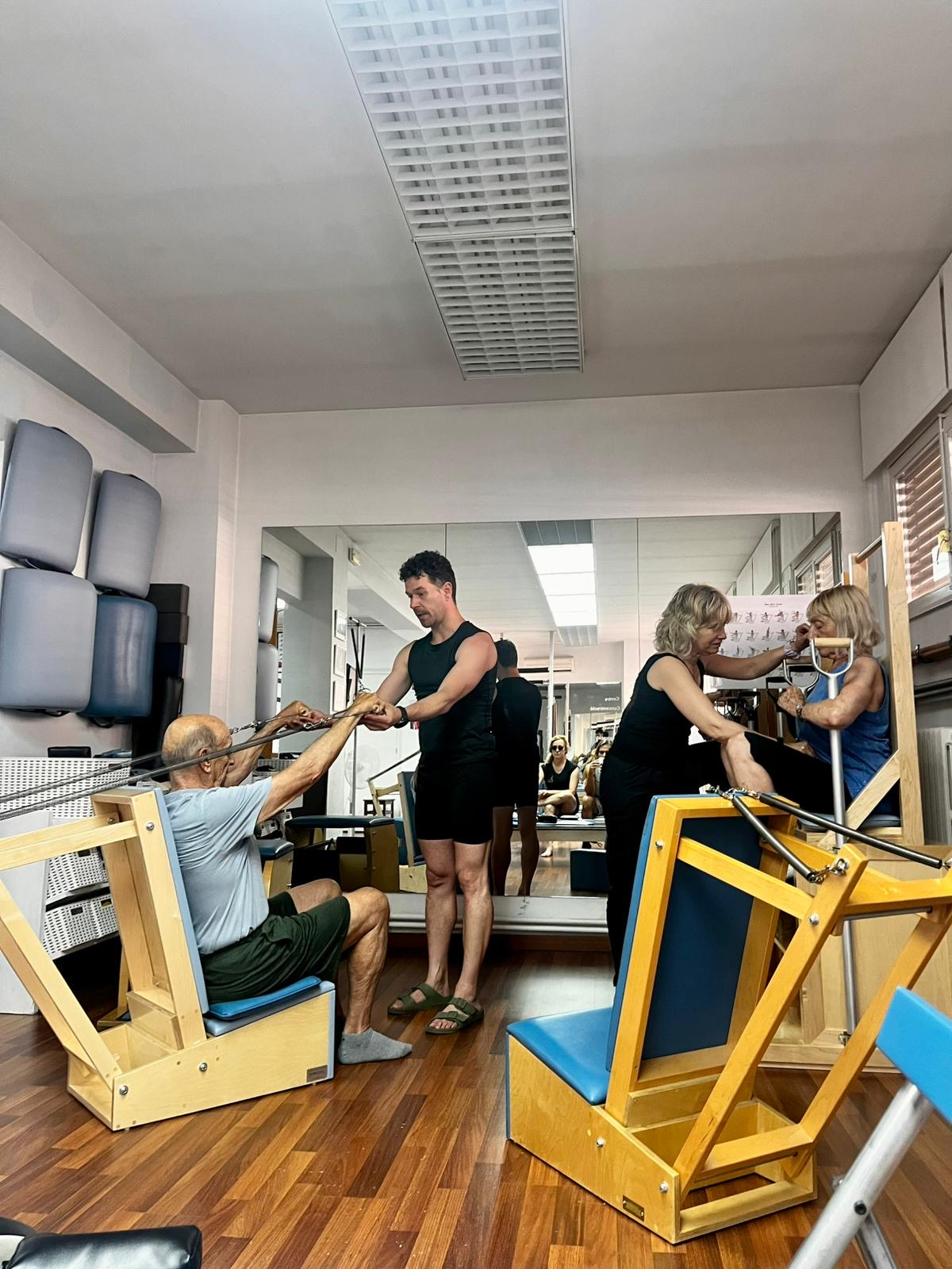 Antonio Izquierdo acompañando una sesión de Pilates clásico en estudio