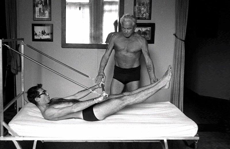 Joseph Pilates practicando su método de Contrología